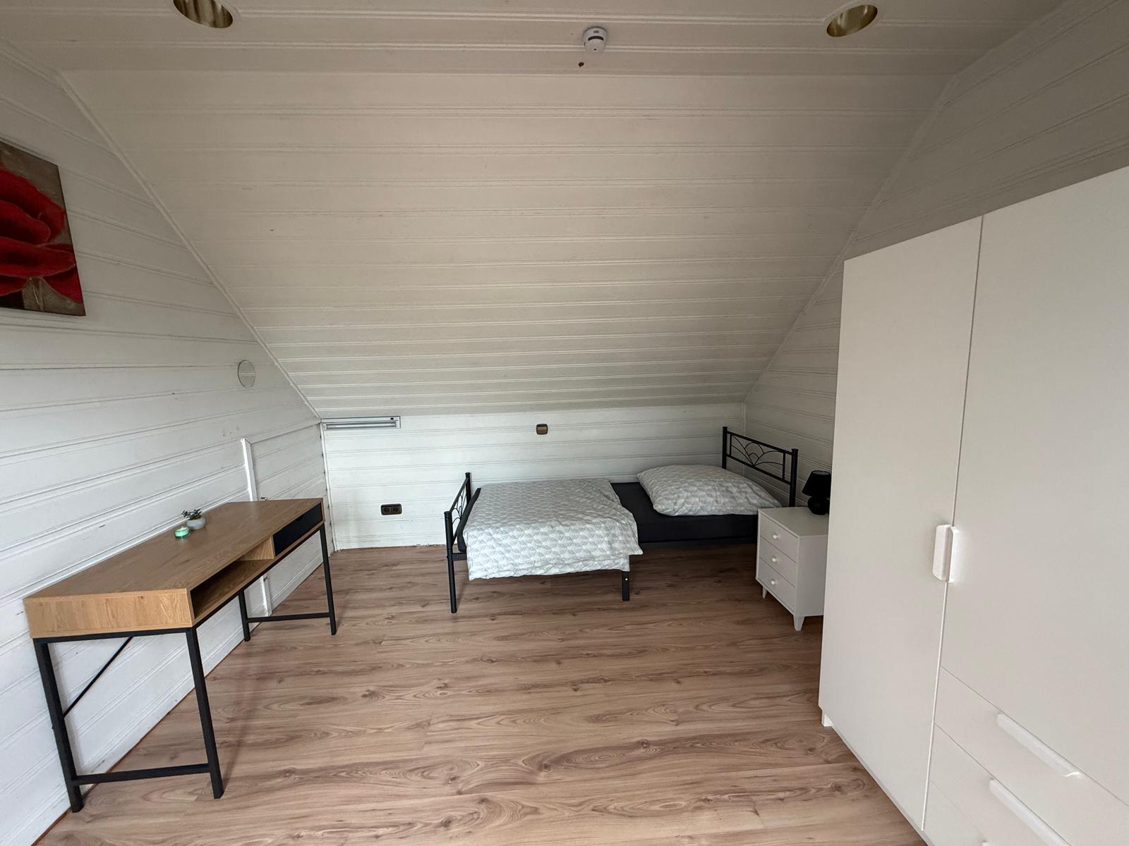 Zimmer 9: aktuelle Einrichtung mit Einzelbett und Schreibtisch.