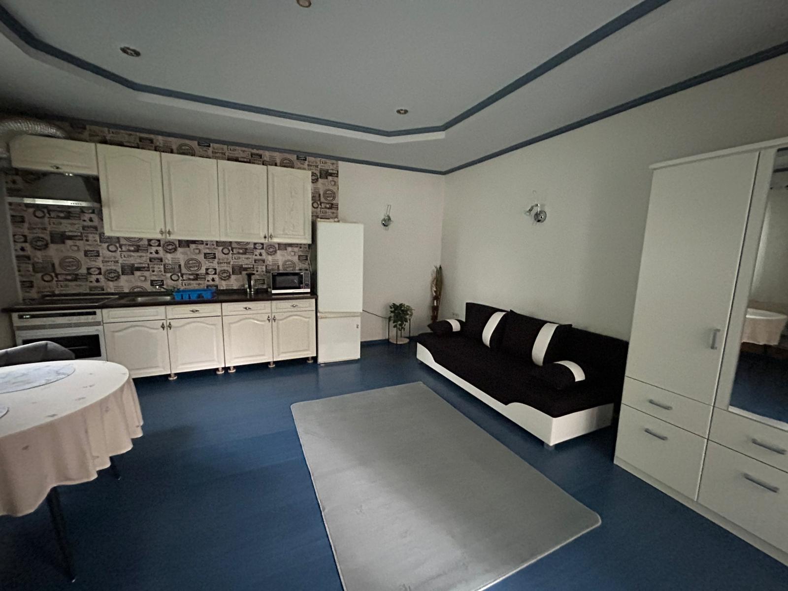 Eine vollausgestattete 33 m² Apartmentwohnung "all-inclusive"(Einzimmerwohnung mit eigenem Eingang von Draußen und einer geschlossenen Terrasse im Eingangsbereich)